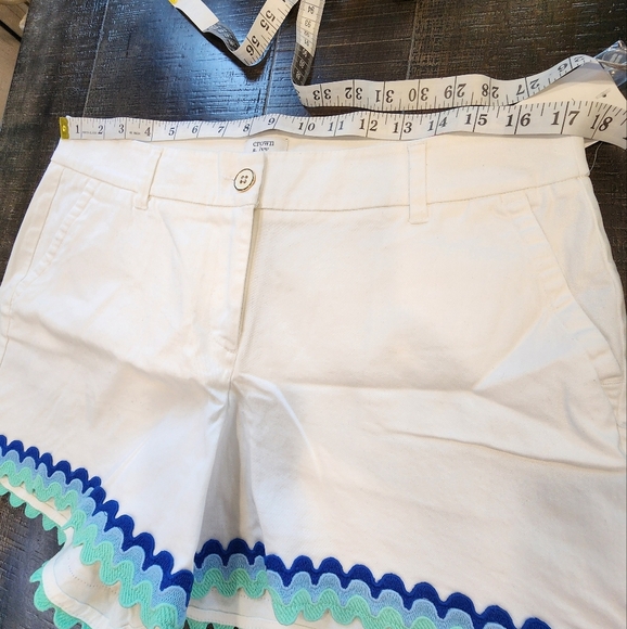 NWT'S Crown & ivy White Shorts with Blue and Green Scallop Trim - Picture 9 of 11